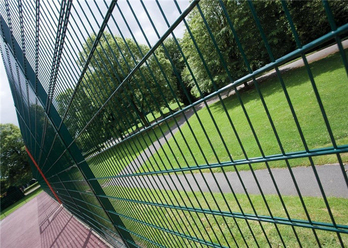 50x200mm Hole Size Welded Wire Fence , Metal Mesh Fence With 4 Metal Corners